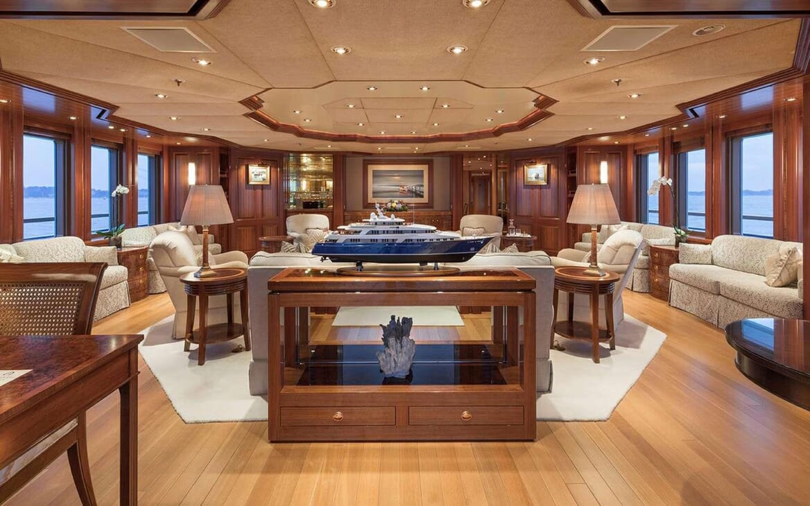 Motor Yacht Laurel salon