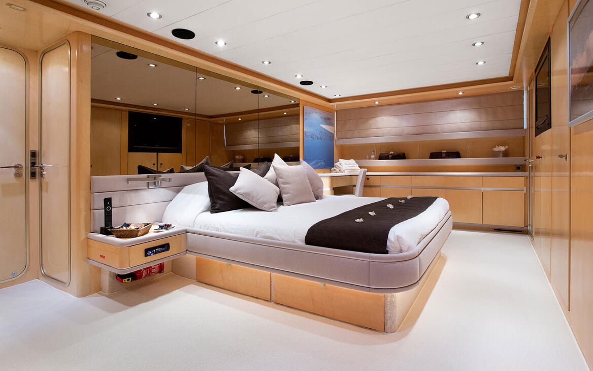 Motor Yacht SUNLINER X Master Stateroom