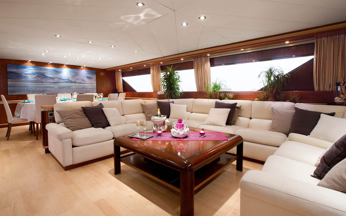 Motor Yacht SUNLINER X Main Salon Seating
