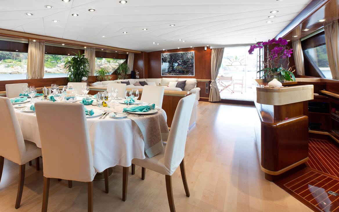 Motor Yacht SUNLINER X Main Salon Dining Table