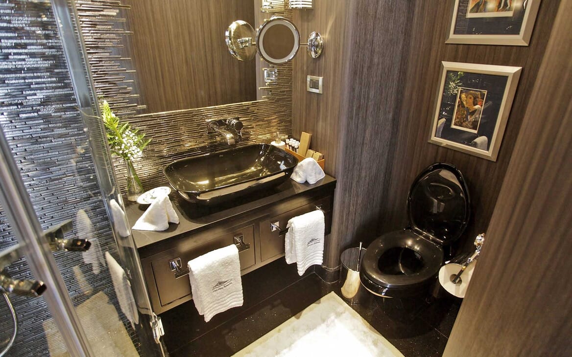 Motor Yacht Endless Summer bathroom
