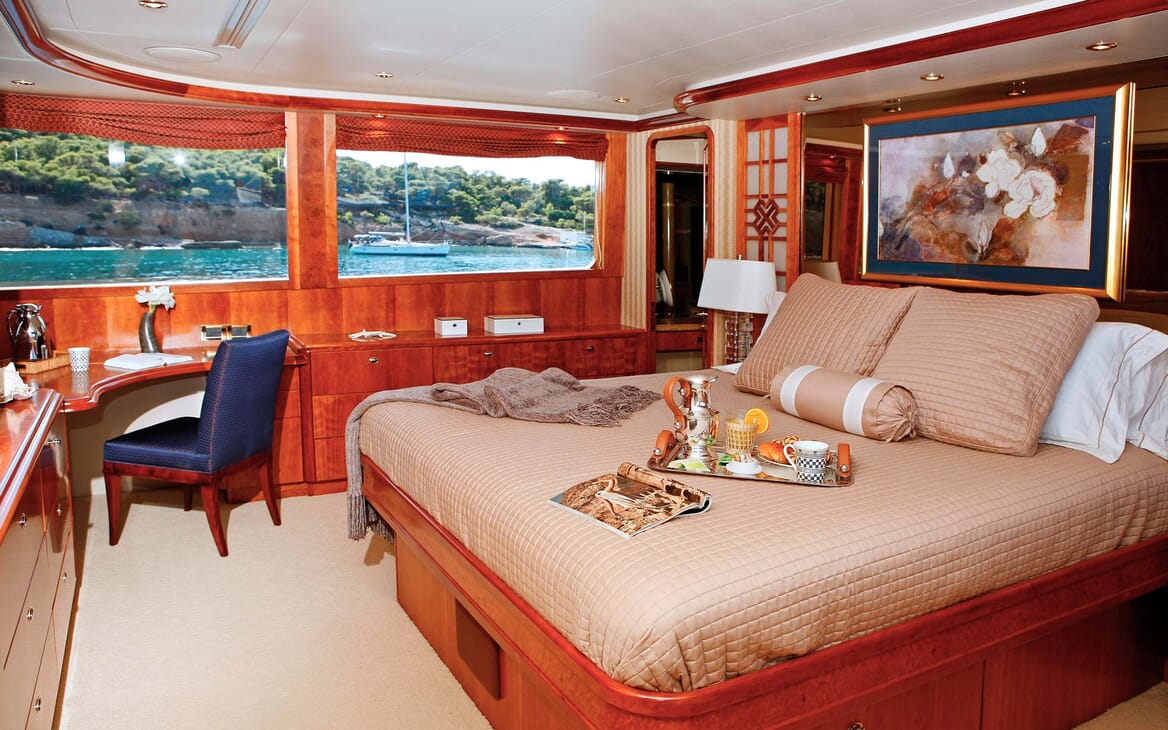 Motor Yacht Endless Summer master cabin