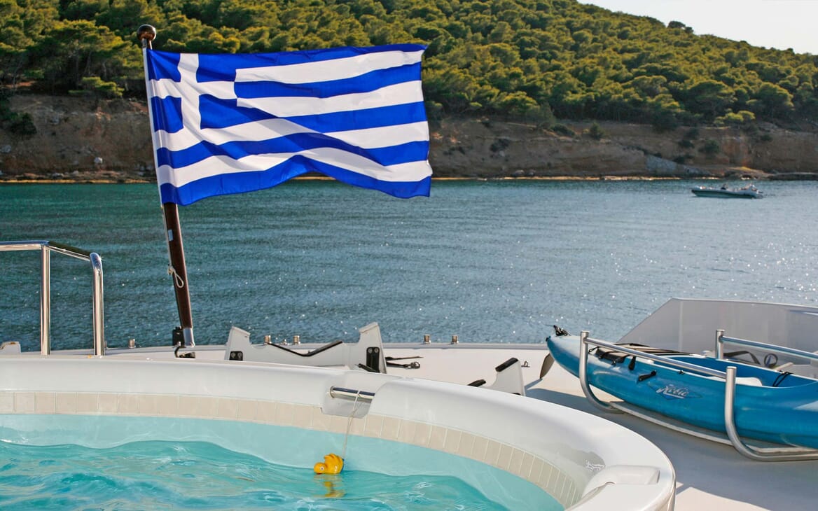 Motor Yacht Endless Summer hot tub
