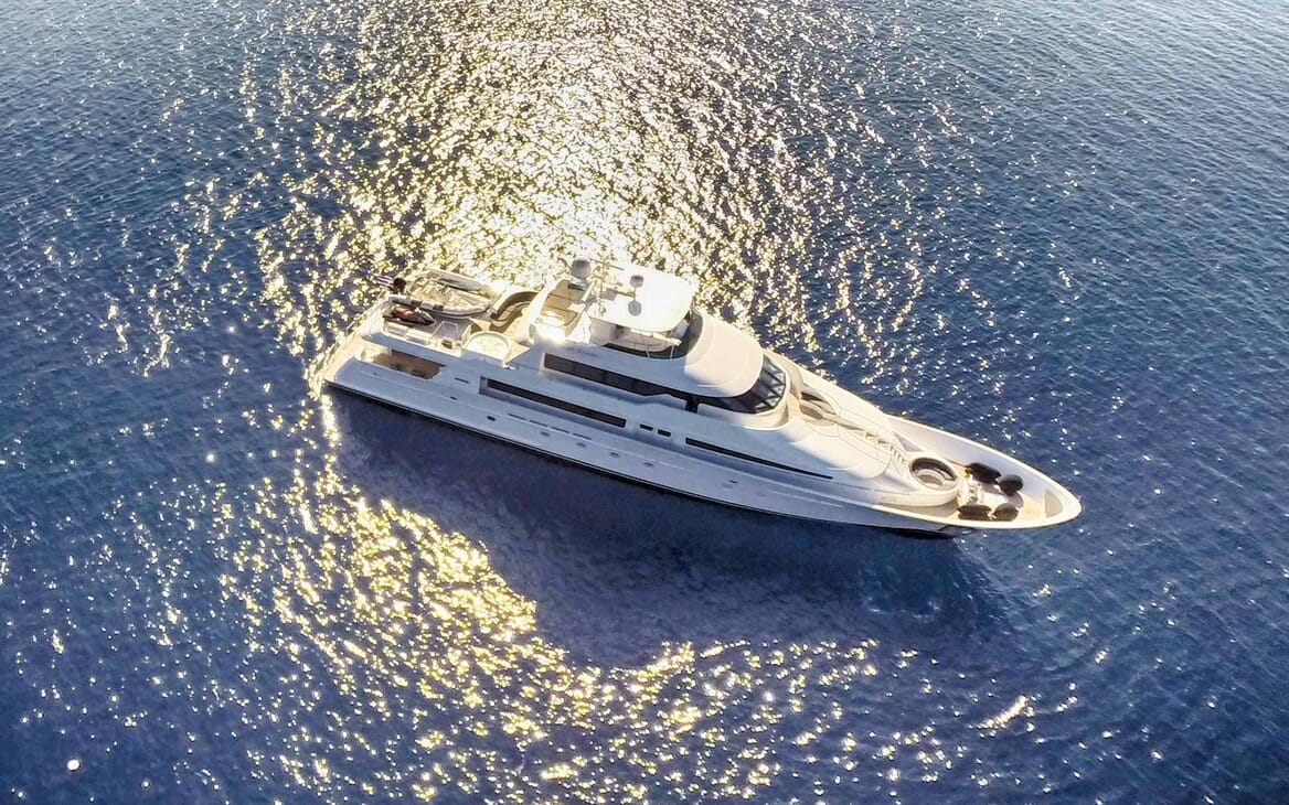 Motor Yacht Endless Summer under anchor