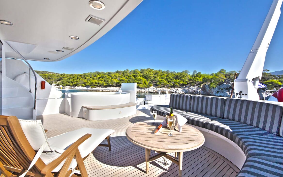 Motor Yacht Endless Summer outdoor seating