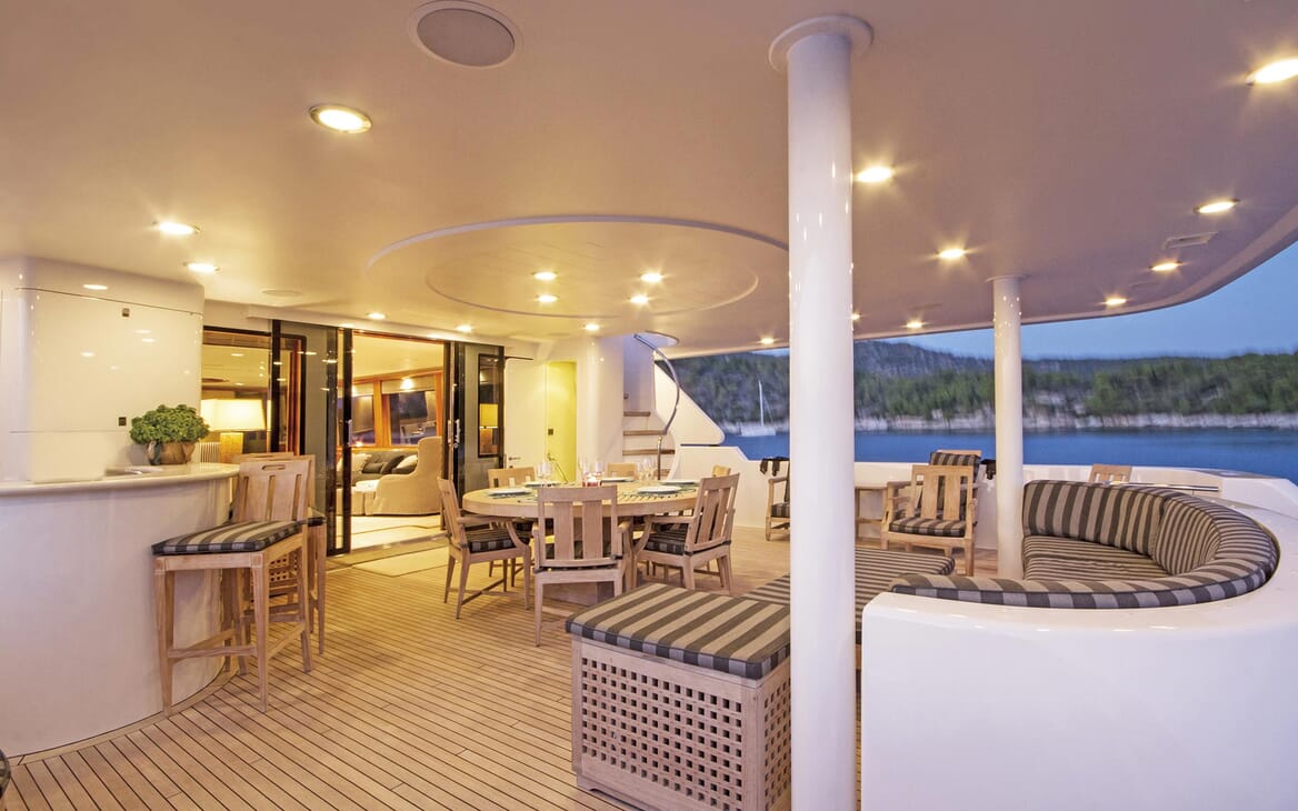 Motor Yacht Endless Summer outdoor dining area