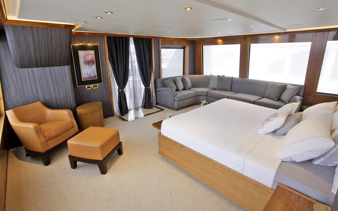 Motor Yacht Endless Summer guest cabin