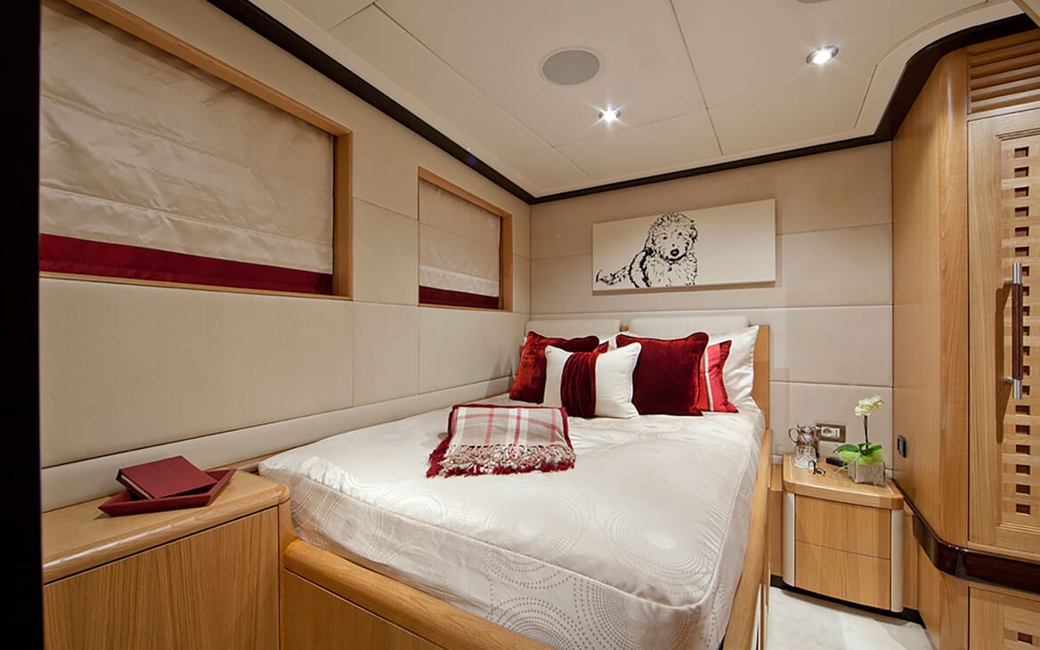 Motor Yacht Big Change II guest cabin