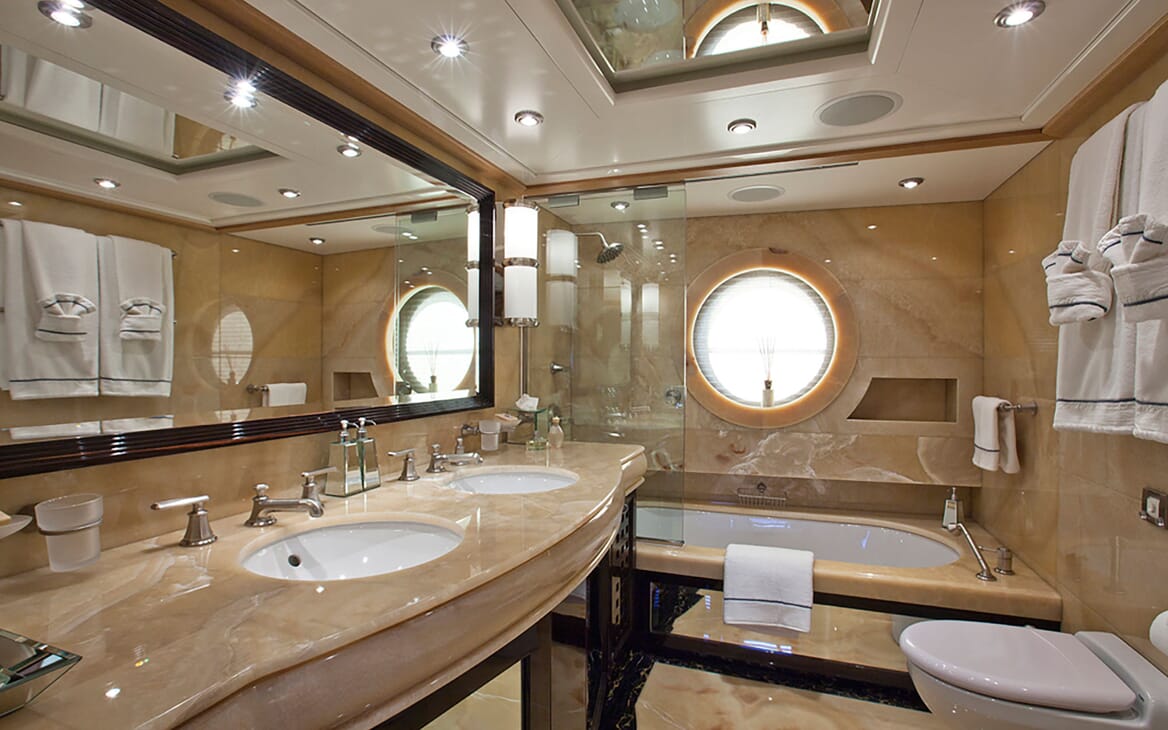 Motor Yacht Big Change II guest bathroom