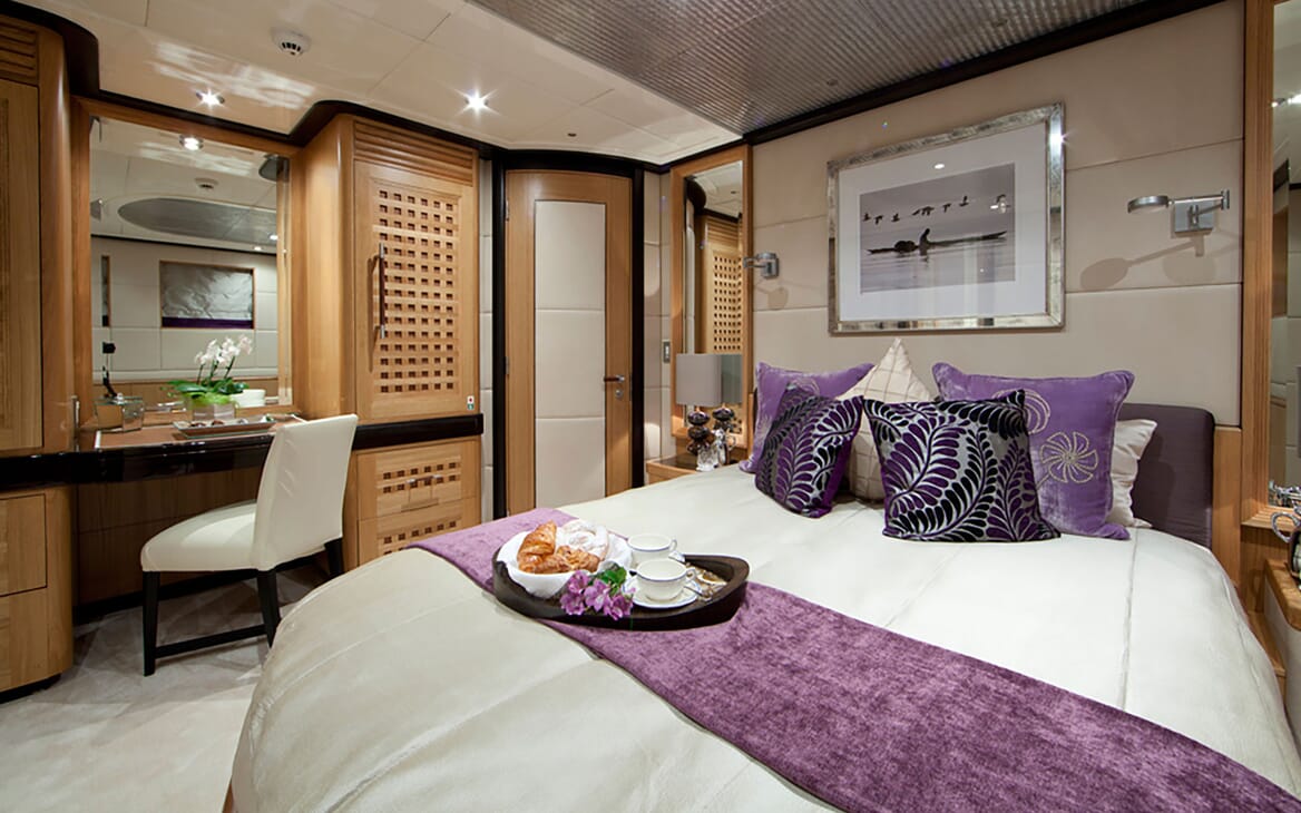 Motor Yacht Big Change II VIP cabin