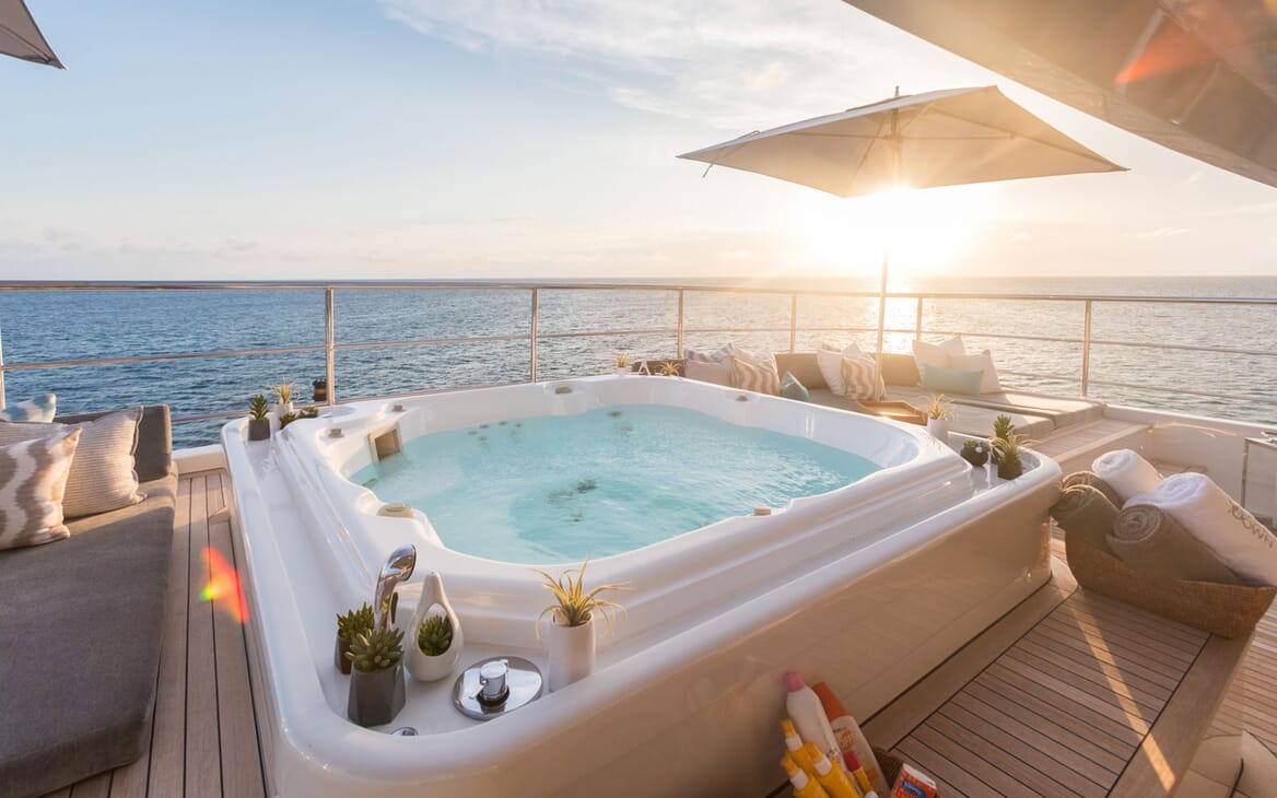 Motor Yacht DOUBLE DOWN Jacuzzi