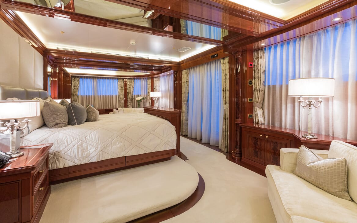 Motor Yacht DOUBLE DOWN Master Stateroom Bed