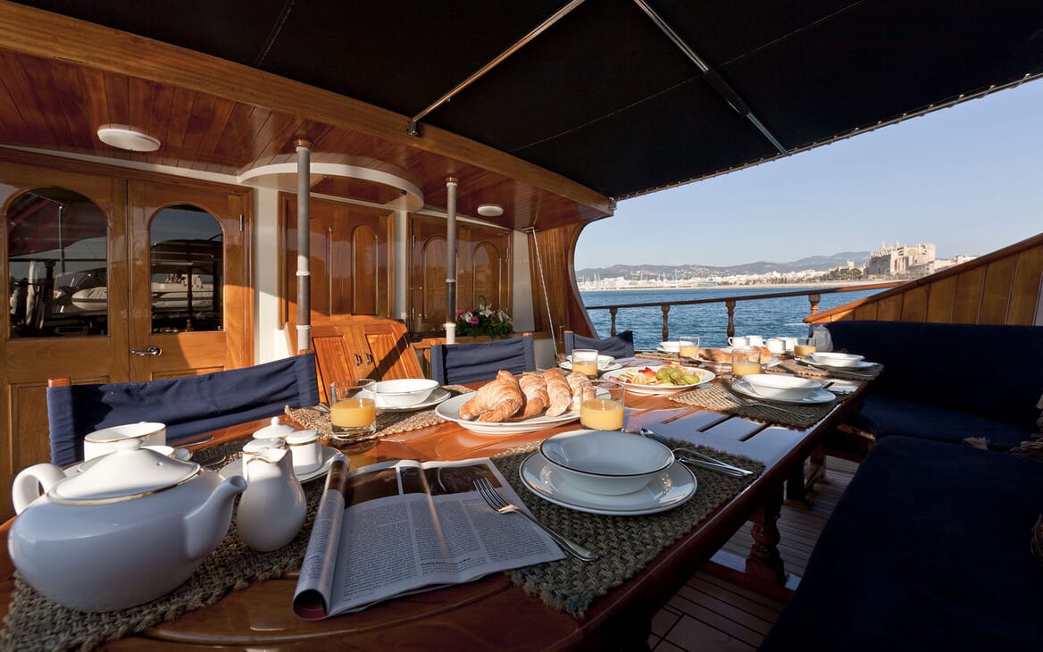 Sailing Yacht TIGERLILY OF CORNWALL Al Fresco Breakfast