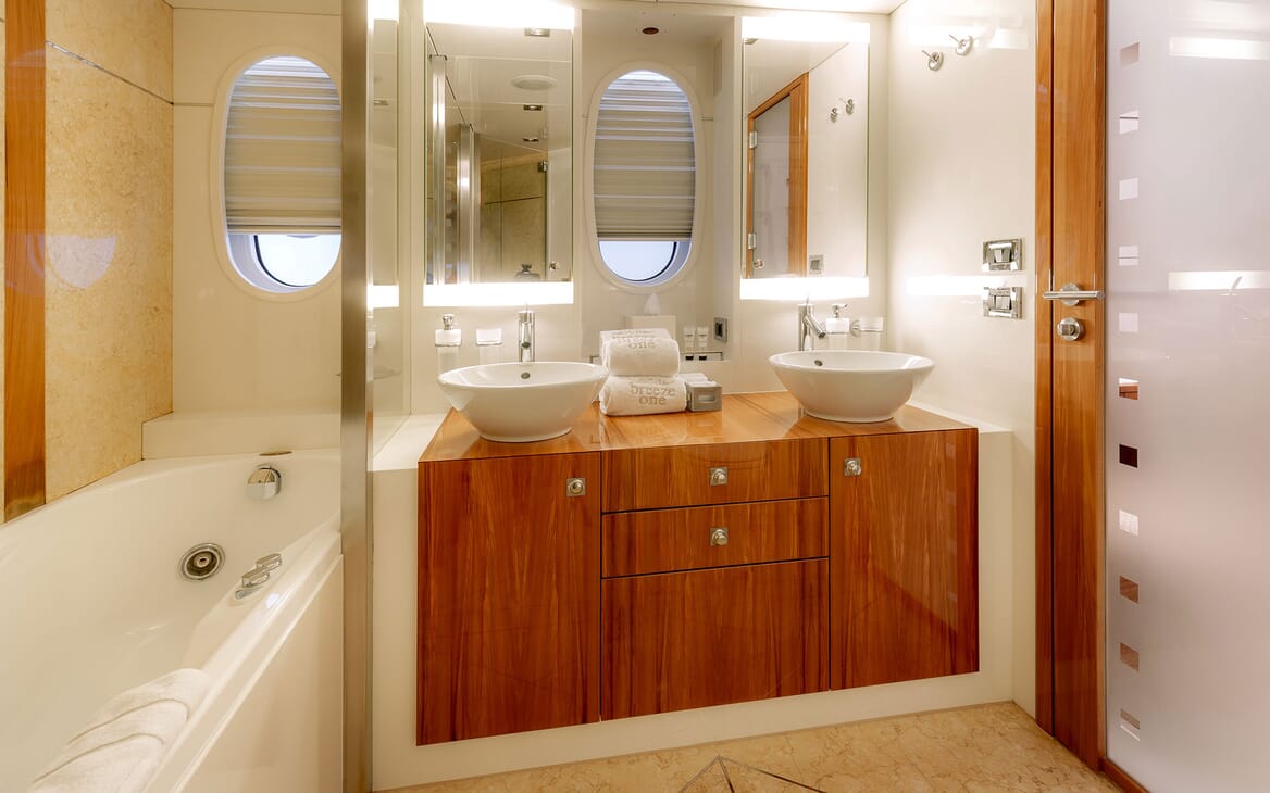 Motor Yacht SEA BREEZE ONE VIP Bathroom