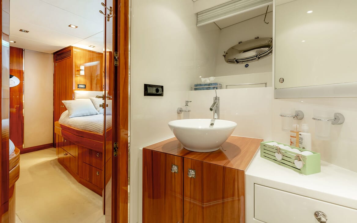 Motor Yacht SEA BREEZE ONE Twin Guest Bathroom!