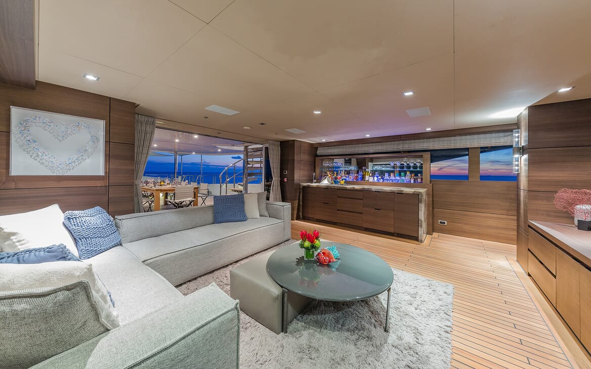 Motor Yacht Big Sky Saloon and Bar