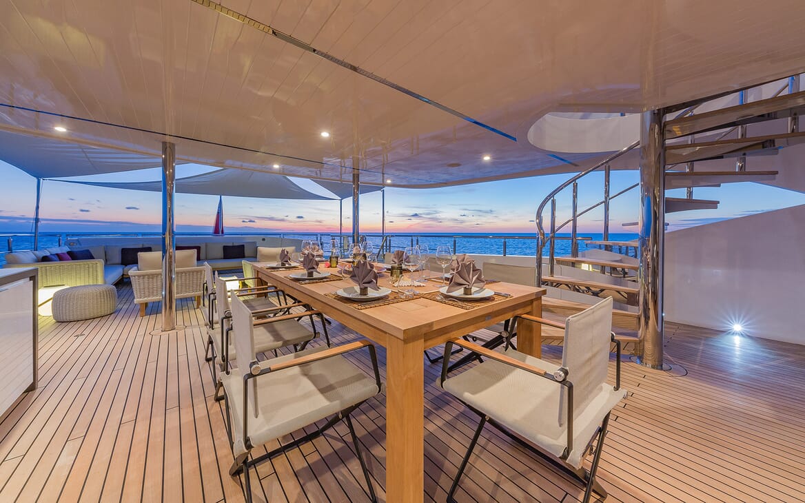 Motor Yacht Big Sky Alfresco Dining