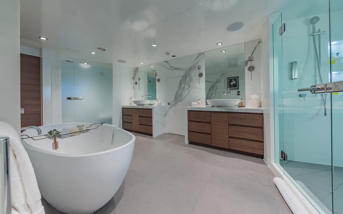 Motor Yacht Big Sky Bathroom