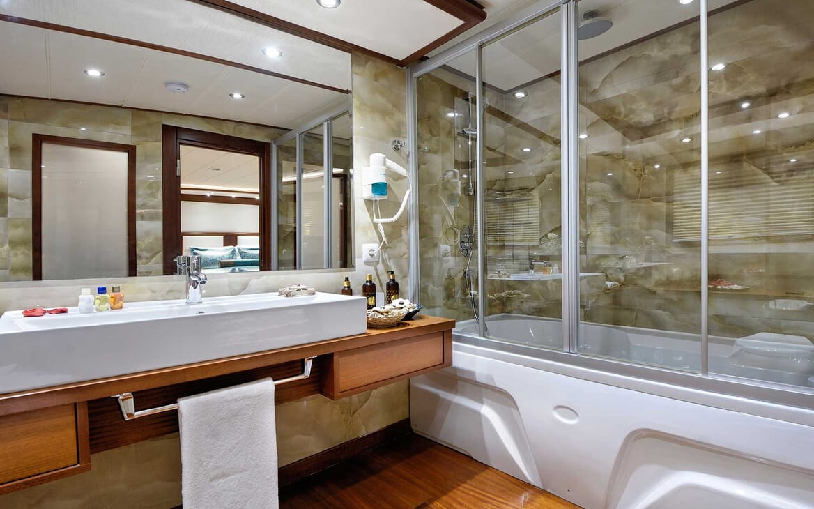 Sailing Yacht Alessandro bathroom