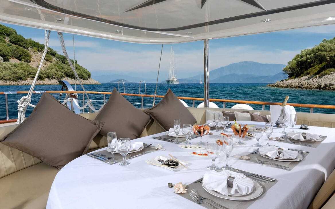 Sailing Yacht Alessandroal fresco dining