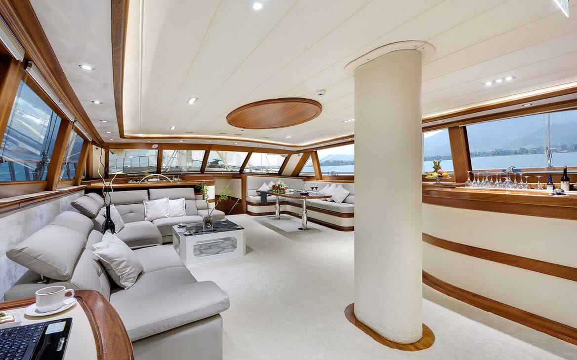 Sailing Yacht Alessandro saloon