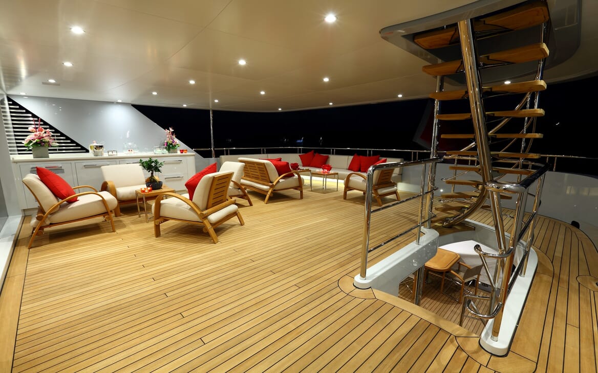 Motor Yacht 2 Ladies main deck
