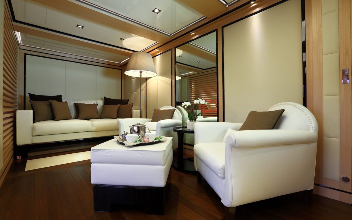 Motor Yacht 2 Ladies salon