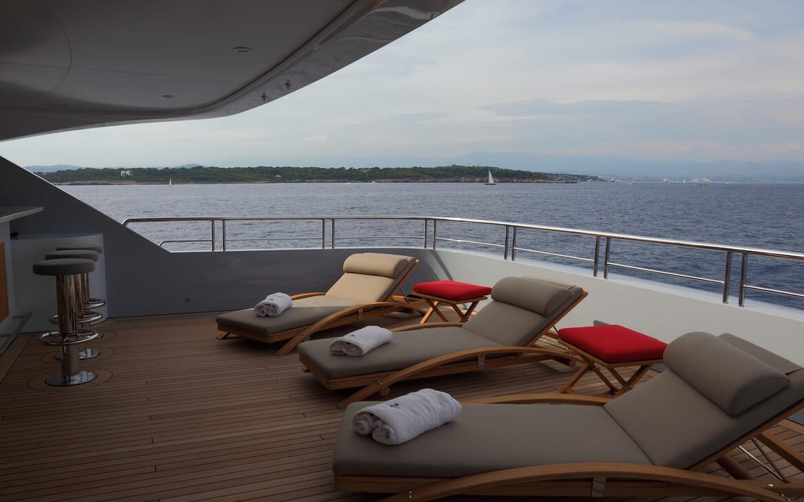 Motor Yacht 2 Ladies aft seating