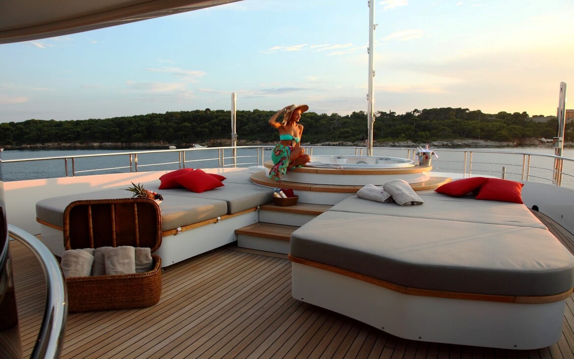 Motor Yacht 2 Ladies sun loungers