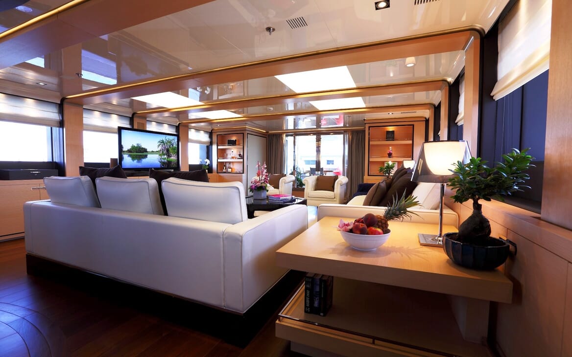 Motor Yacht 2 Ladies main saloon