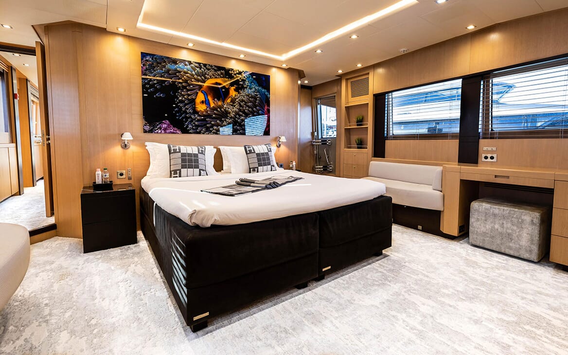 Motor Yacht Hooligan II Washroom