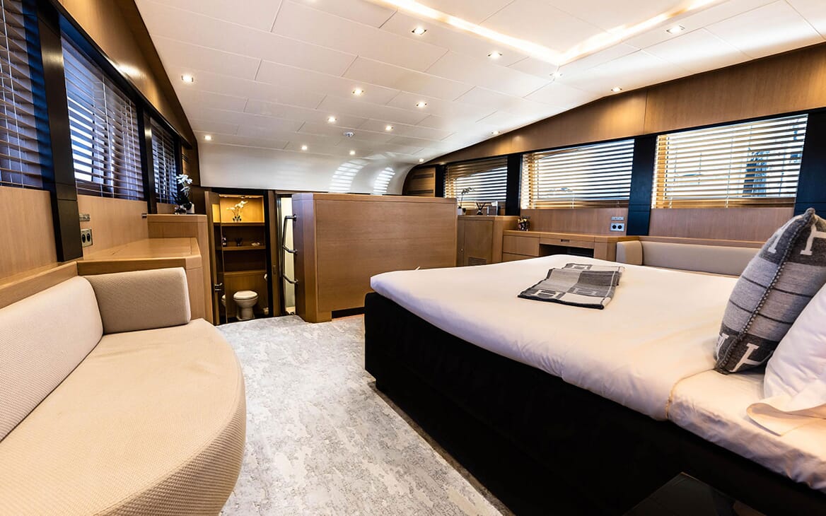 Motor Yacht Hooligan II Shower