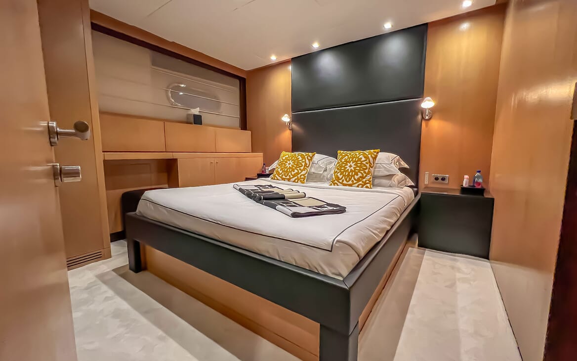 Motor Yacht Hooligan II Guest Stateroom