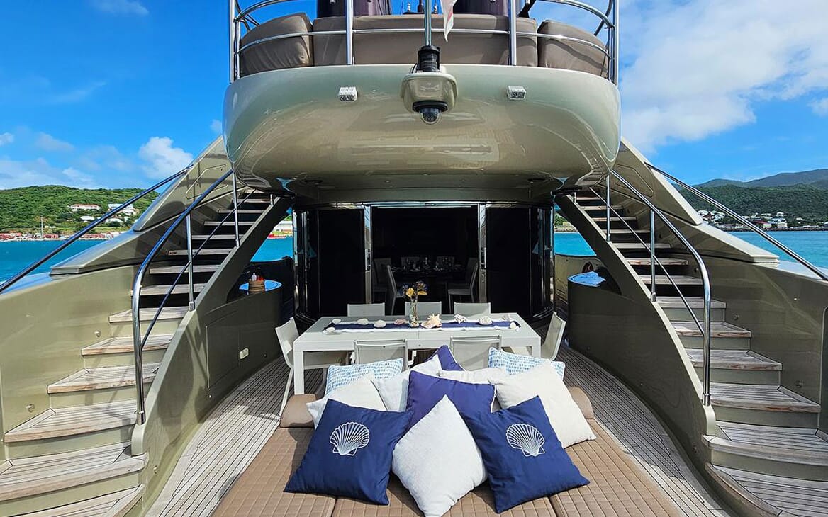 Motor Yacht Hooligan II Dining Room