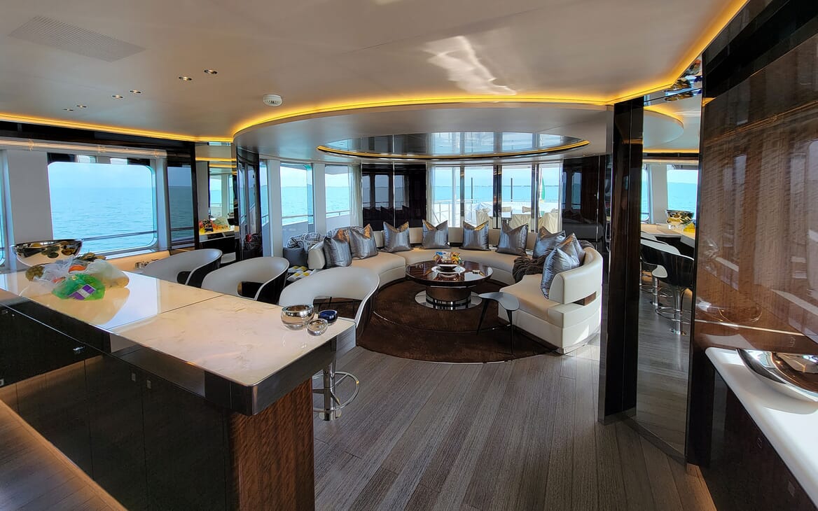 Motor Yacht KNIGHT Sky Lounge