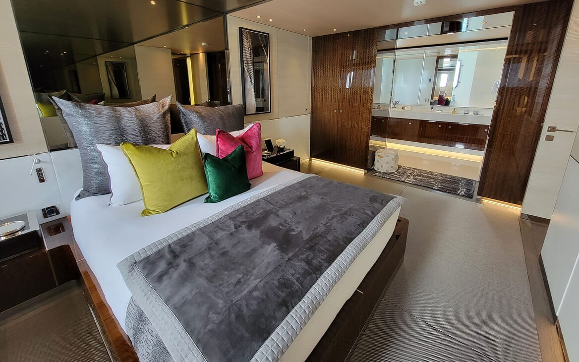 Motor Yacht KNIGHT VIP Double Stateroom