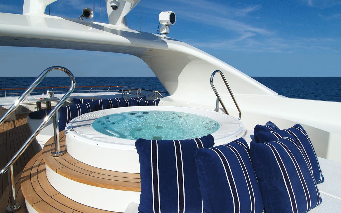 Motor Yacht Lady Dee hot tub