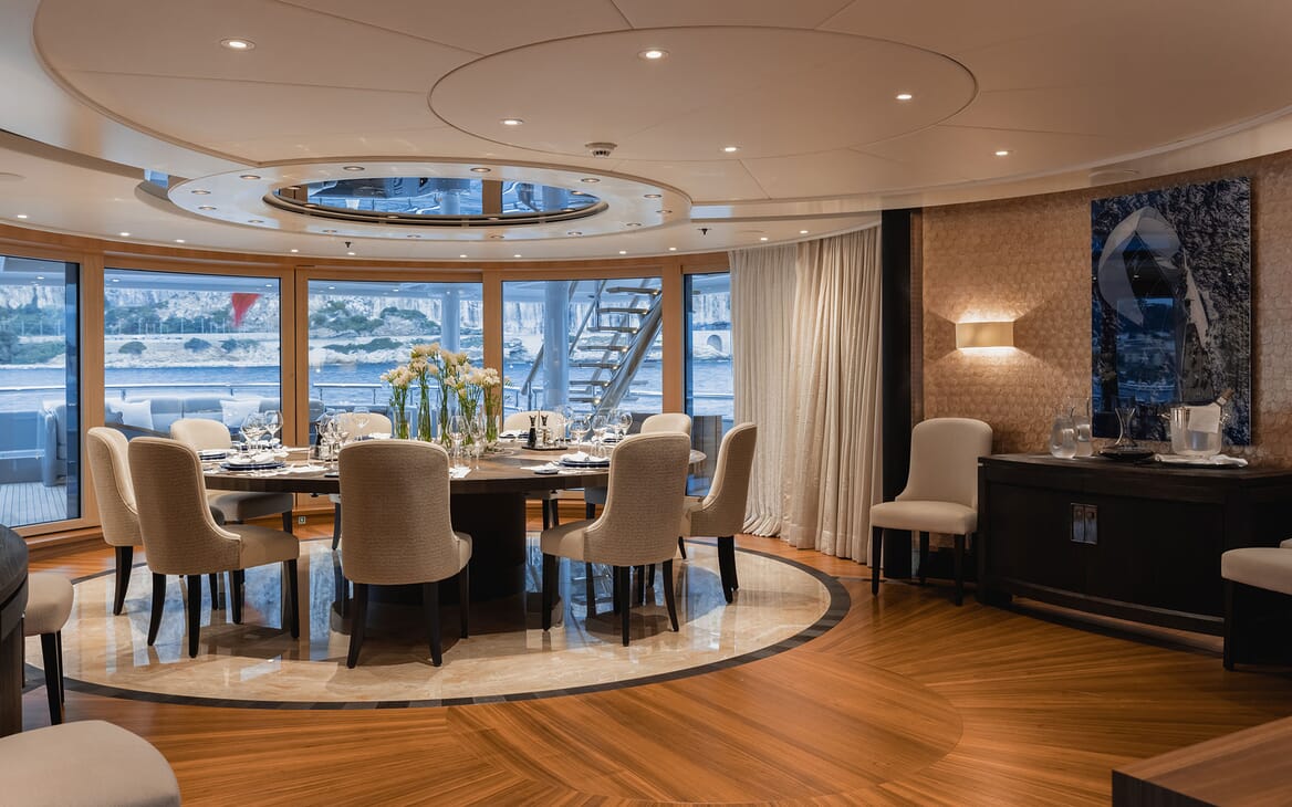 Motor Yacht VENTUM MARIS Dining Table