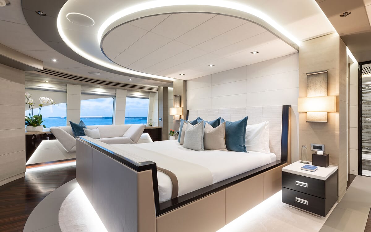 Luxuriöses Schlafzimmer auf der 46,71 m langen ODYSSEA Yacht. Zur Ausstattung gehören ein großes Bett, eine Sitzecke mit Meerblick und eine stimmungsvolle Beleuchtung.