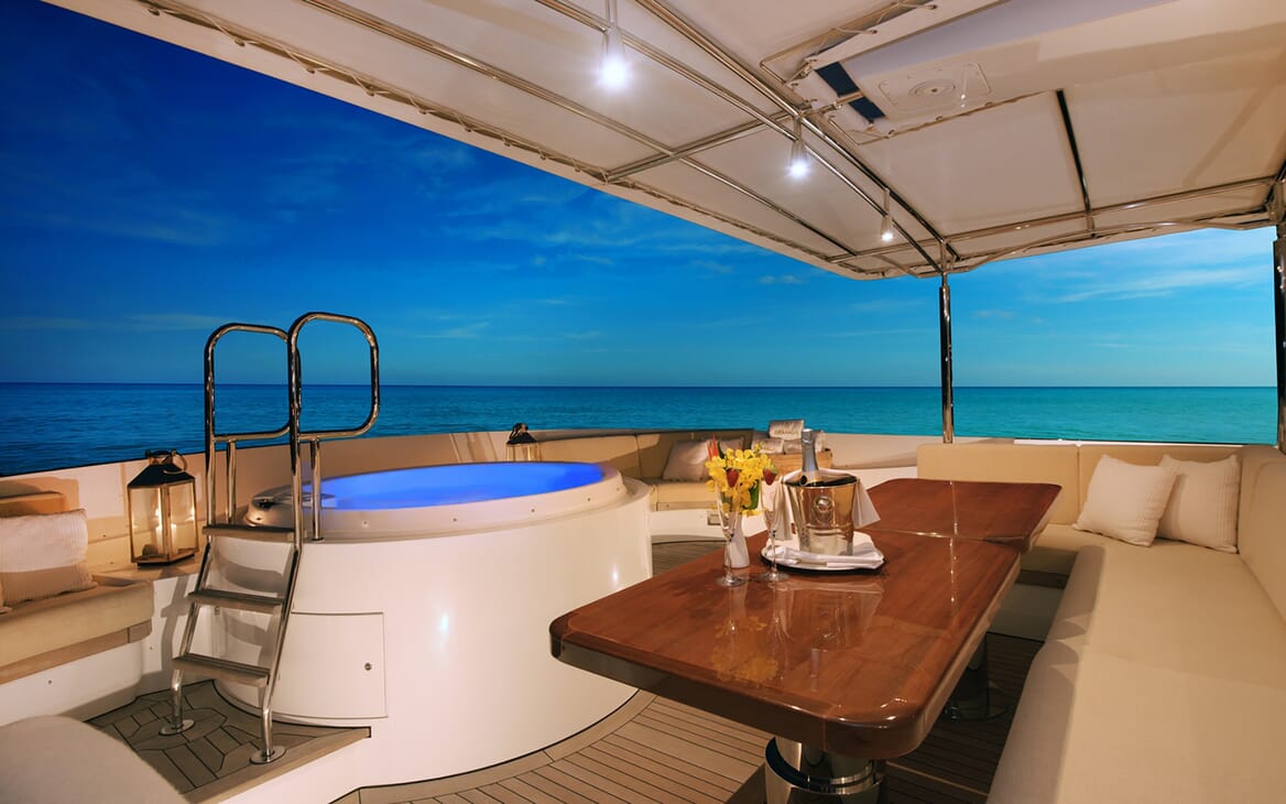 Motor Yacht Beluga hot tub