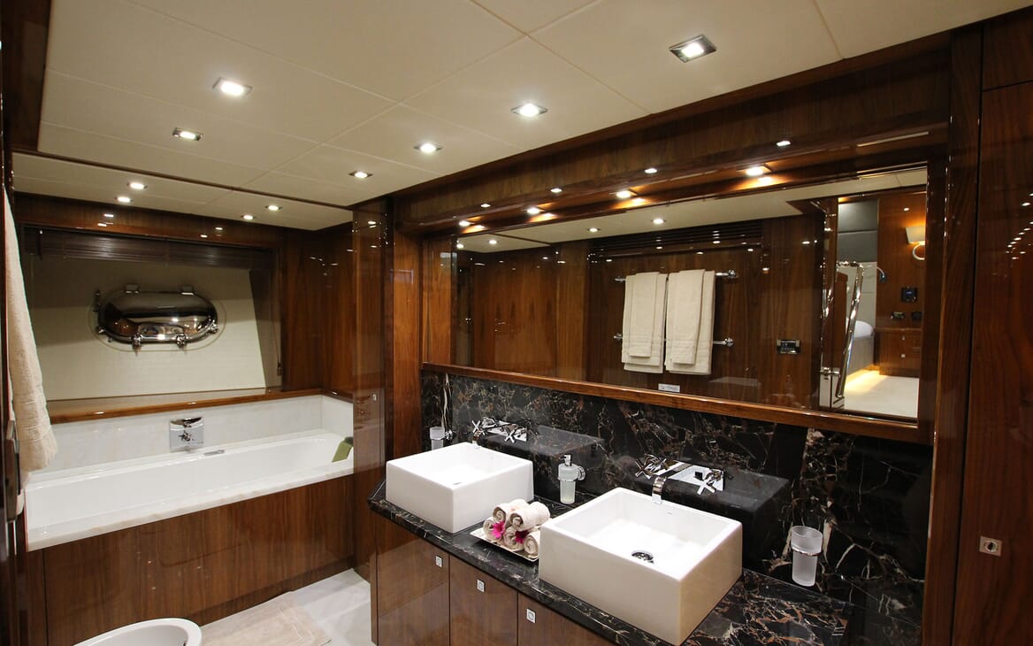 Motor Yacht LUSIA M bathroom