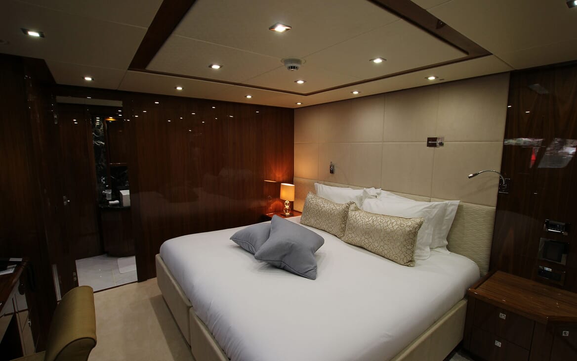 Motor Yacht LUSIA M guest cabin