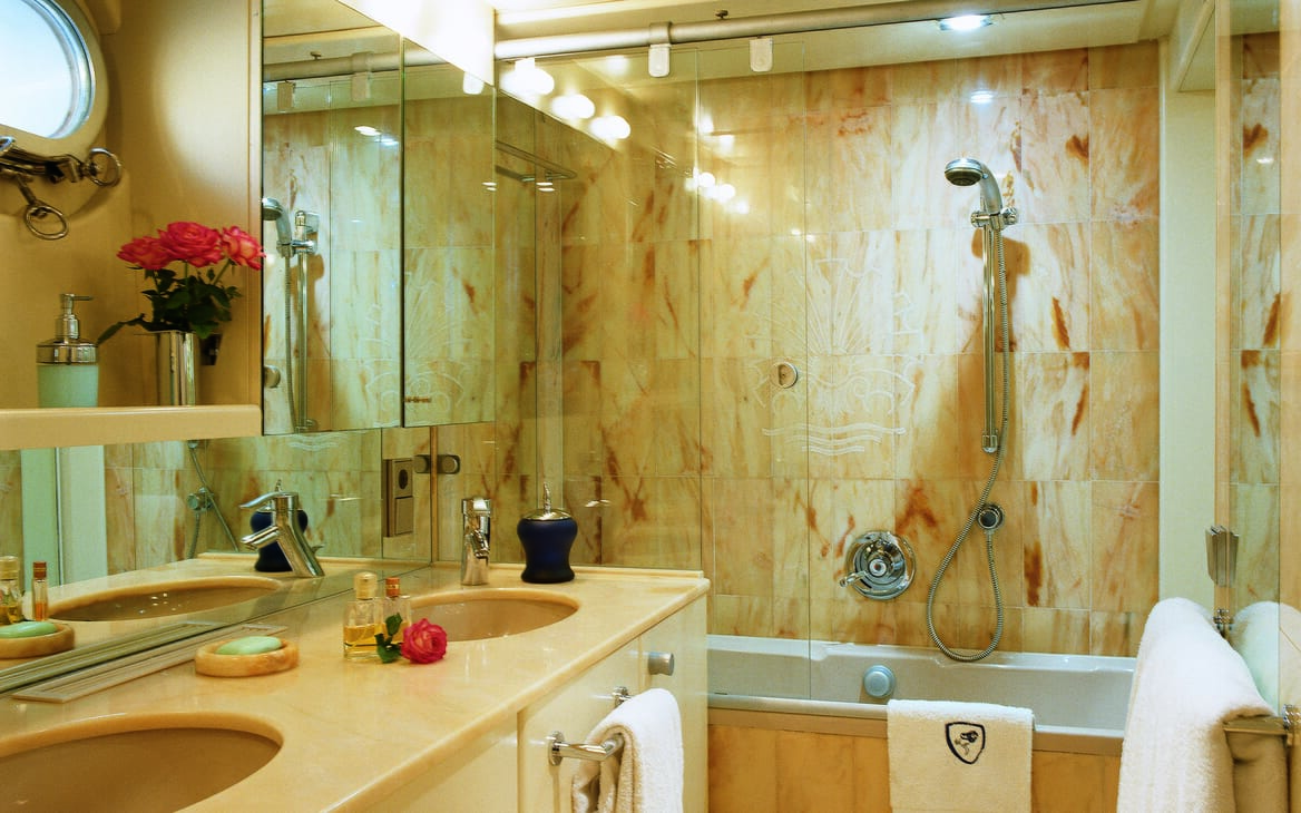 Motor yacht Costa Magna bathroom