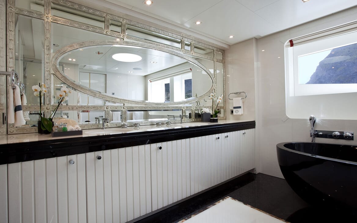 Motor Yacht QUITE ESSENTIAL Bathroom