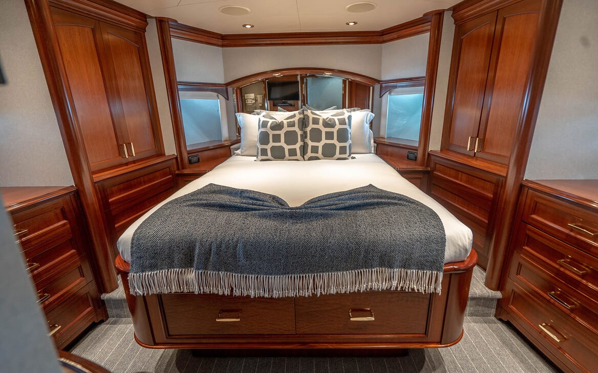 Motor Yacht RISK & REWARD VIP Double Stateroom