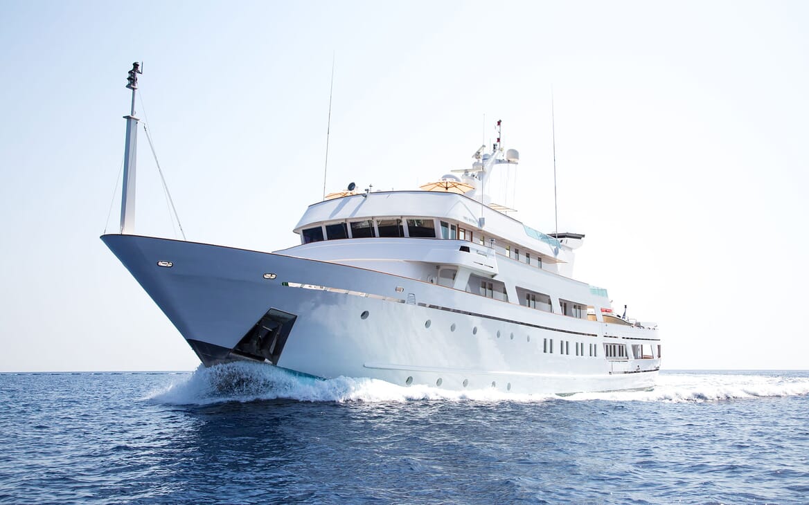 Motor Yacht ESMERALDA Profile Underway