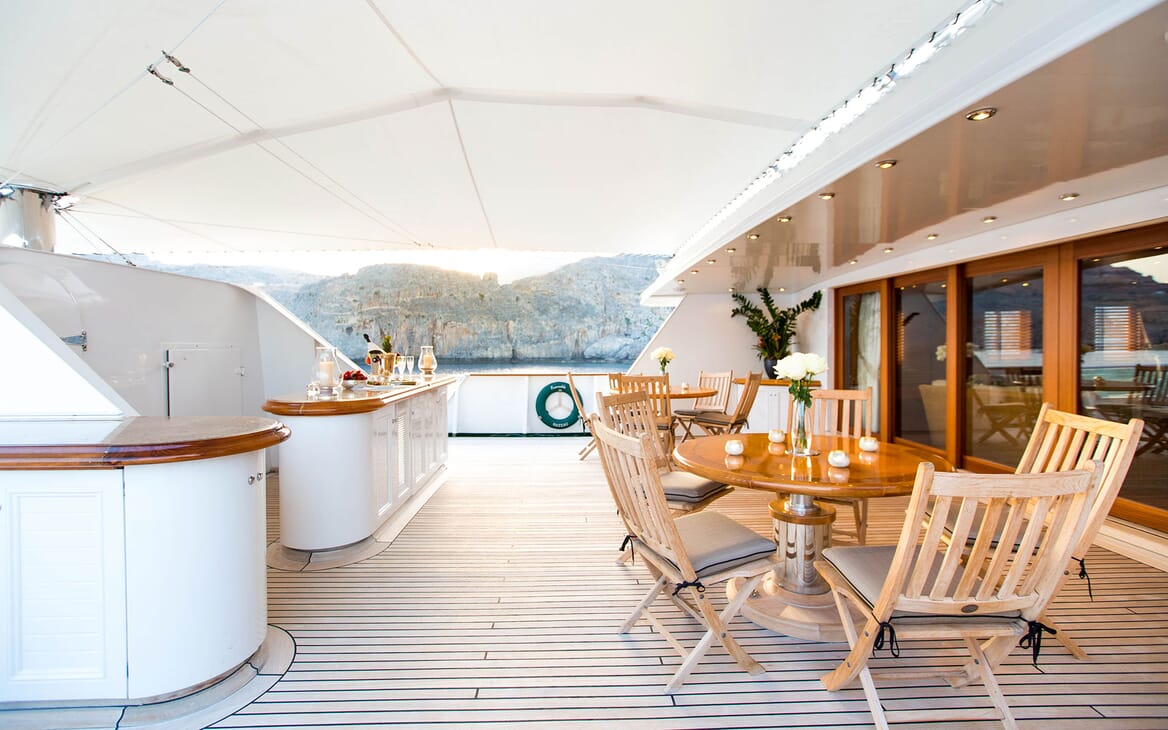 Motor Yacht ESMERALDA Sun Deck Bad and Table