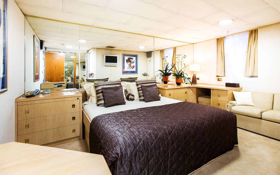 Motor Yacht ESMERALDA Double Stateroom